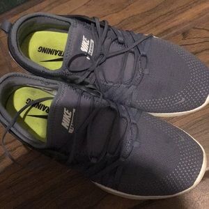 Women’s Nike tennis shoe